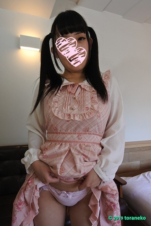 Fカップ莉亜：顔出しツインテール、高画質プレミアム写真集